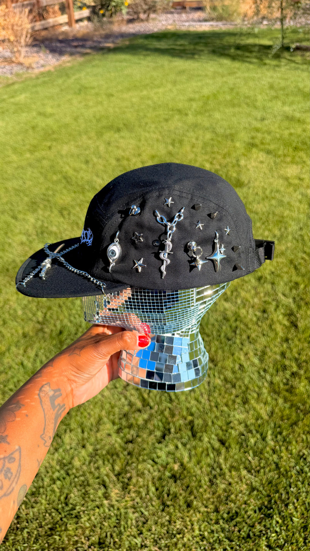 1 of 1 Peaked 5 Panel (swords)