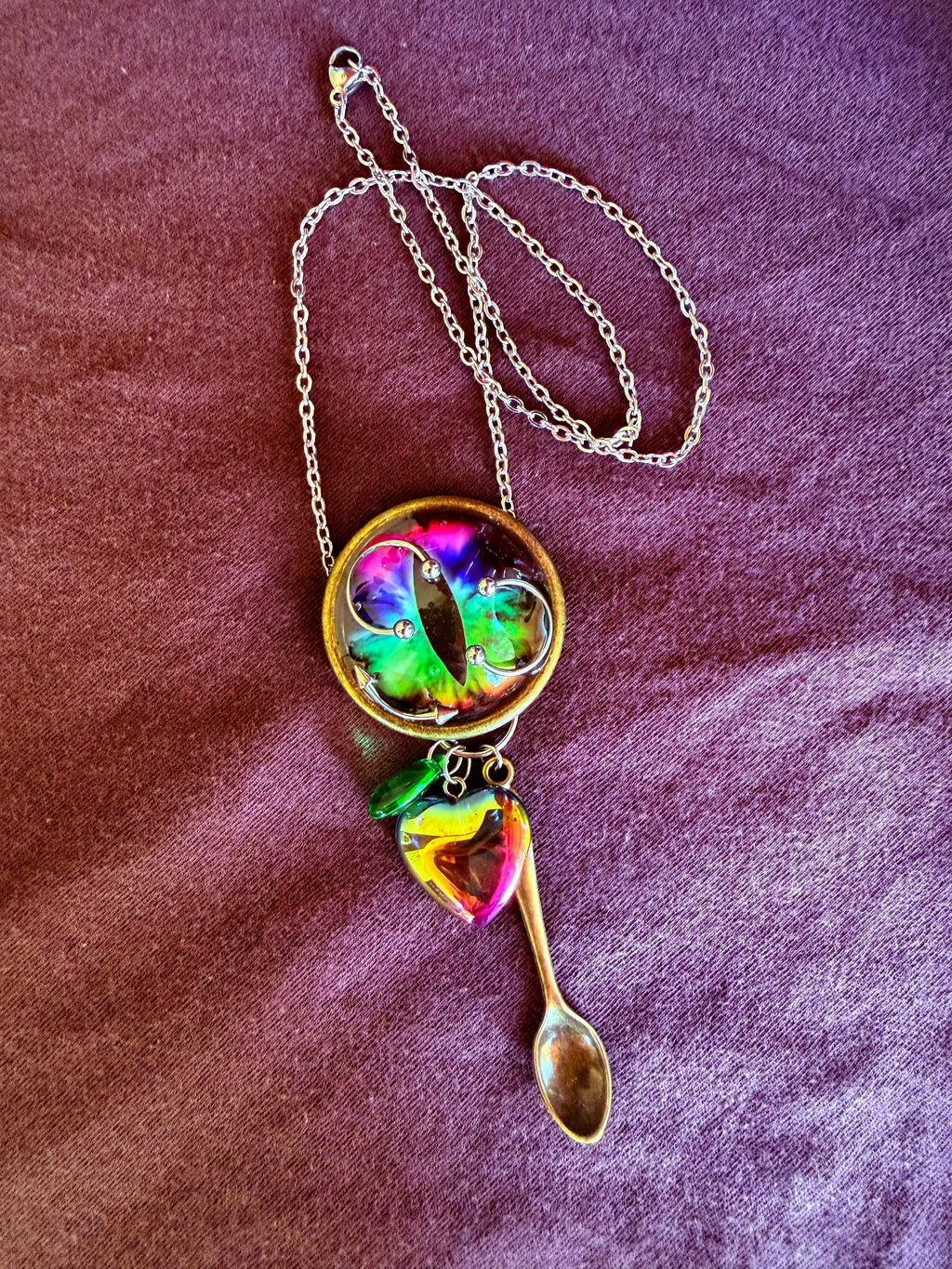 Pendant on 18 inch chain