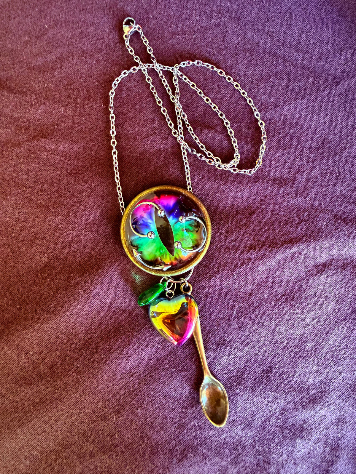 Pendant on 18 inch chain