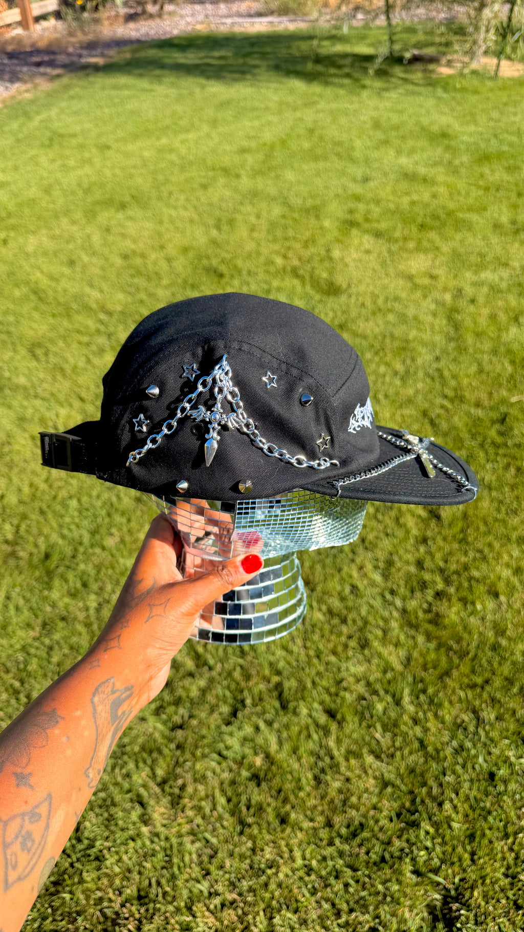 1 of 1 Peaked 5 Panel (swords)